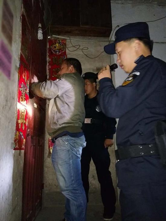 盘州粗心妈妈误将幼女锁家中 